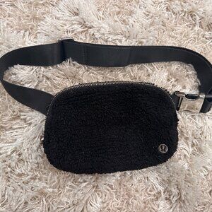 Lululemon Everywhere black fleece belt bag 1L